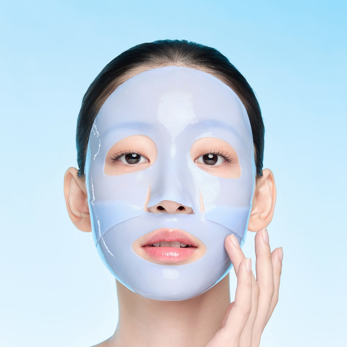 Modelo aplicando la mascarilla hidrogel Azulene Cica Calming Mask de from medi+