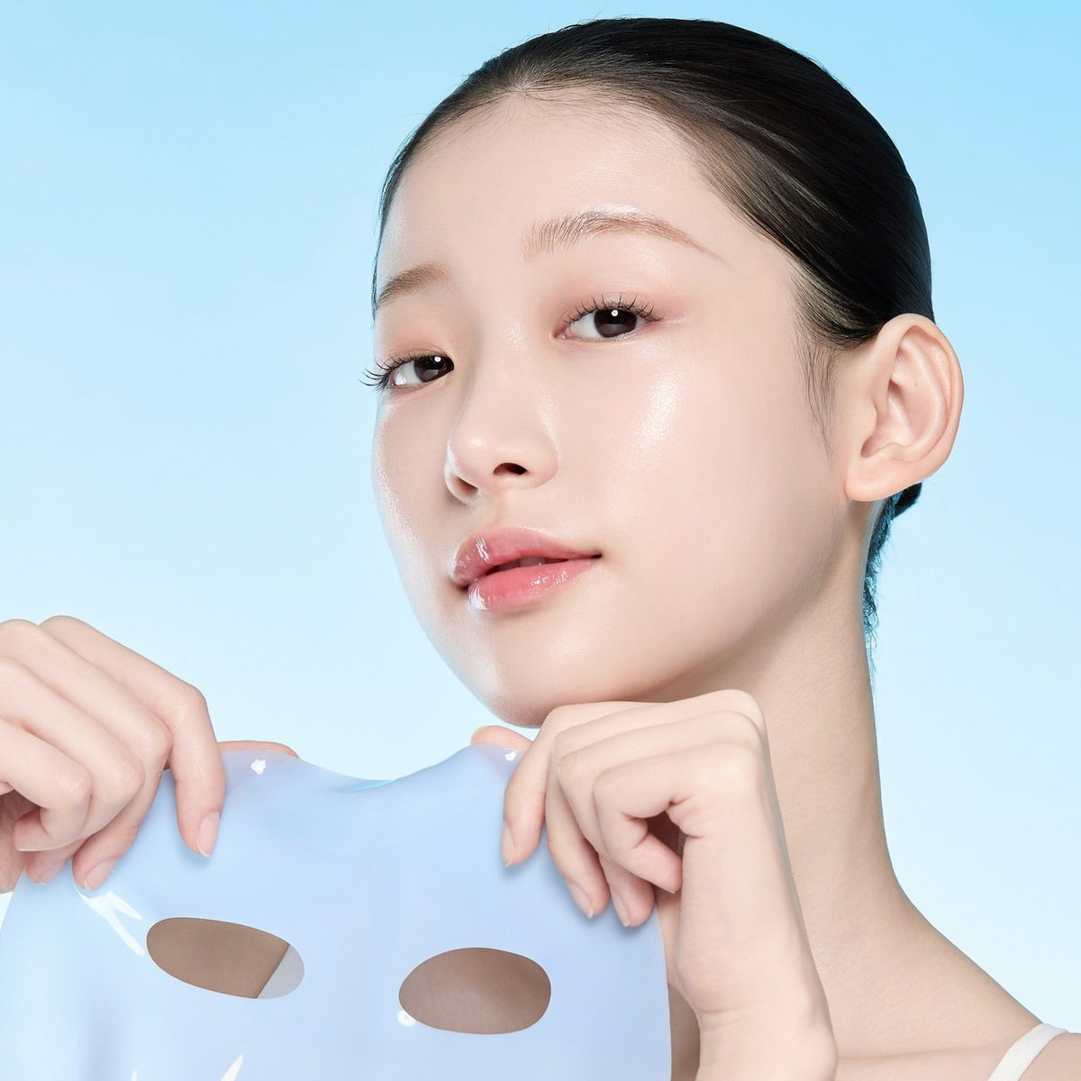 Mascarilla hidrogel azul from medi+ Azulene sobre el rostro, piel sensible