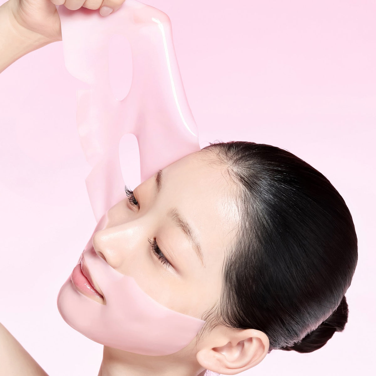 Modelo aplicando la mascarilla hidrogel TXA Niacinamide Brightening Mask de from medi+