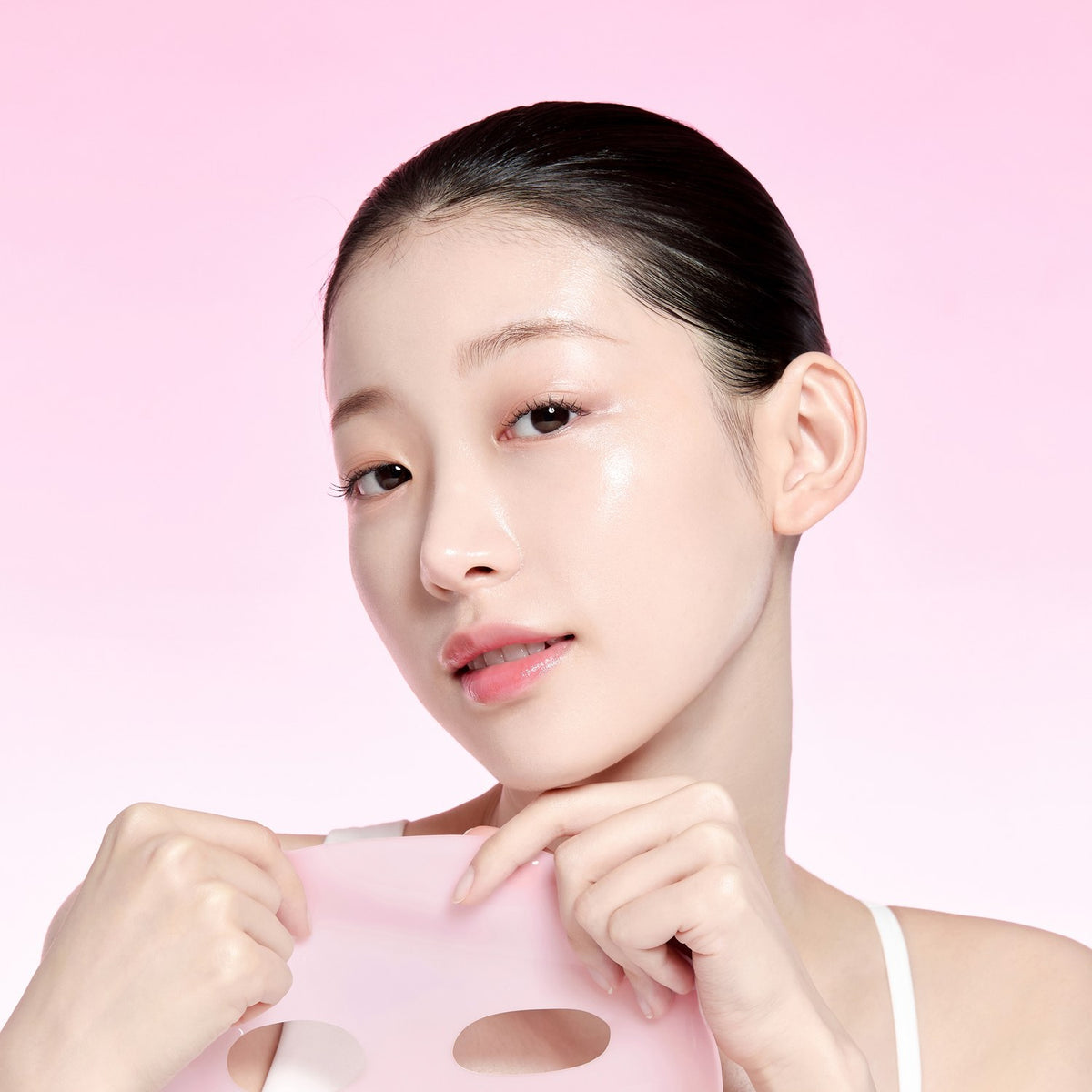 Mascarilla hidrogel iluminadora TXA Niacinamide de from medi+ sobre el rostro